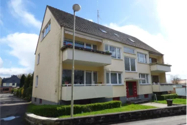 NEU: Solides Investment – Vollvermietetes 6-Familienhaus mit 6 Garagen am Stadtrand von Leichlingen