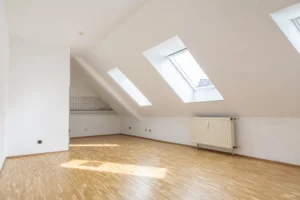 Helle ca. 45m² große 2-Zimmer-Dachgeschosswohnung mit Tageslichtbad