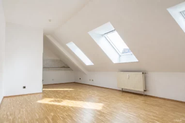 Helle ca. 45m² große 2-Zimmer-Dachgeschosswohnung mit Tageslichtbad
