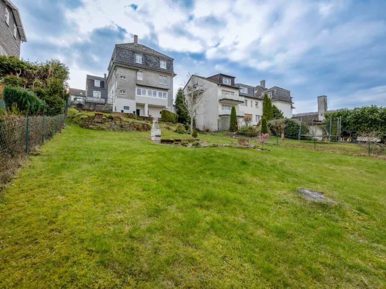 Kapitalanlage oder Mehrgenerationenhaus: Dreifamilienhaus mit Garten in Radevormwald-Keilbeck
