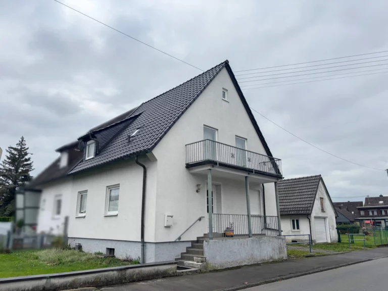 Renovierungsbedürftige Doppelhaushälfte mit Garage auf einem Erbpachtgrundstück in Hamm/Sieg!