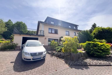 Gepflegtes Zweifamilienhaus mit viel Platz – in ruhiger Ortsrandlage von Reichshof!