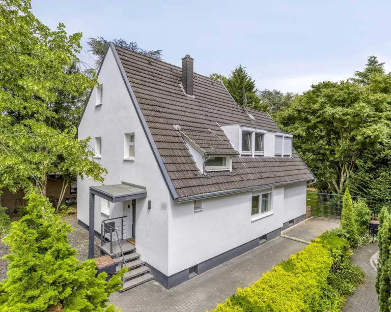 Freistehendes Familiendomizil mit Stil in Düsseldorf-Angermund