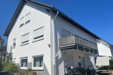 Wohnen oder investieren: Großzügig geschnittene Eigentumswohnung mit Balkon und Stellplätzen!