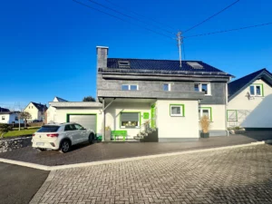 Traumh. Gartenparadies mit Teich – hochwertig renoviertes Einfamilienhaus mit ebenerdiger ELW und PV