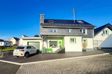Traumhaus Gartenparadies mit Teich – hochwertig renoviertes EFH mit ebenerdiger ELW und PV!