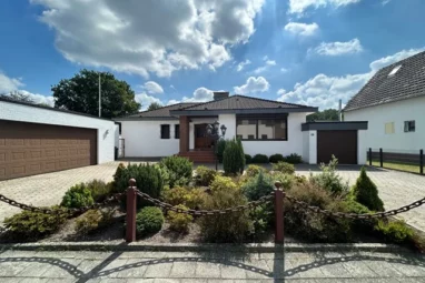 Freistehender Bungalow auf großzügigem Grundstück mit kleiner Halle in MG-Hardt
