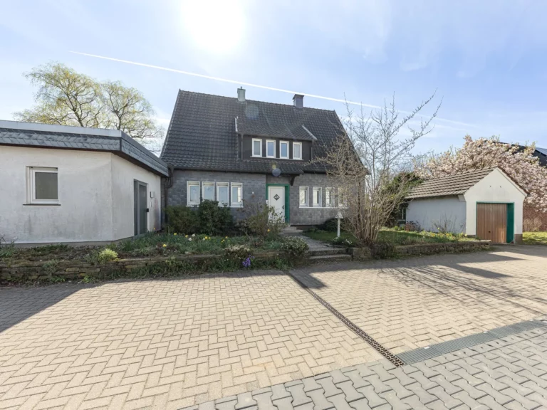Mit Erbpacht: Familienfreundliches Einfamilienhaus mit Balkon, Terrasse & Garage in beliebter Lage!