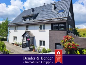 Großzügiges Wohnhaus mit renovierter Einliegerwohnung,  Doppelgarage und gepflegtem Garten!