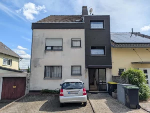 *RESERVIERT* Gut geschnittene 3-Zimmer-Wohnung mit großem Wohnzimmer, Balkon und Garage in ruhigem 4-Parteienhaus