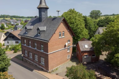 Ehemalige Schule mit Nebengebäude – Wohnen & Vermieten kombinierbar! Nähe Hachenburg!