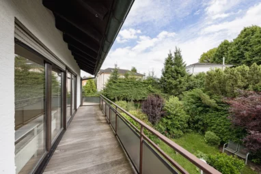 Modern wohnen im Zweifamilienhaus: Eigentumswohnung im Maisonette-Stil mit Balkon und Stellplätzen