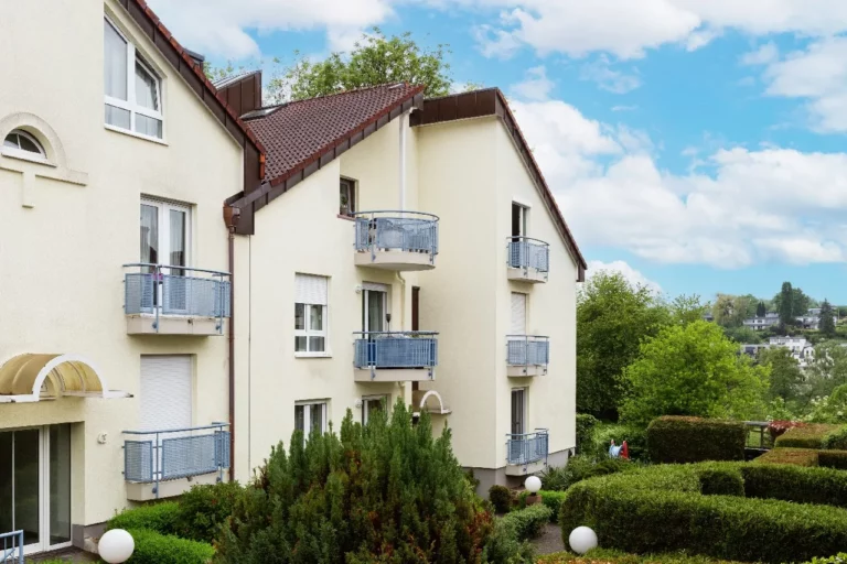 Außergewöhnliche 2,5-Zimmer-Wohnung mit TG-Stellplatz + Blick ins Wiembachtal