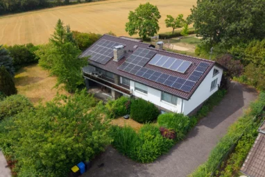 Geräumiger Bungalow mit Pool, Doppelgarage und Photovoltaikanlage in Ortsrandlage von Altenkirchen!