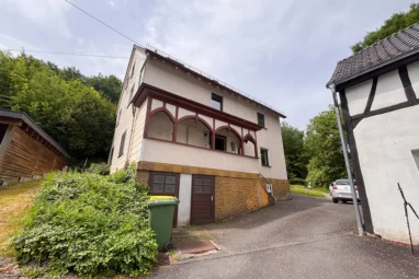 Ein-/Zweifamilienhaus mit großzügigem Hanggrundstück in idyllischer Lage von Windeck!