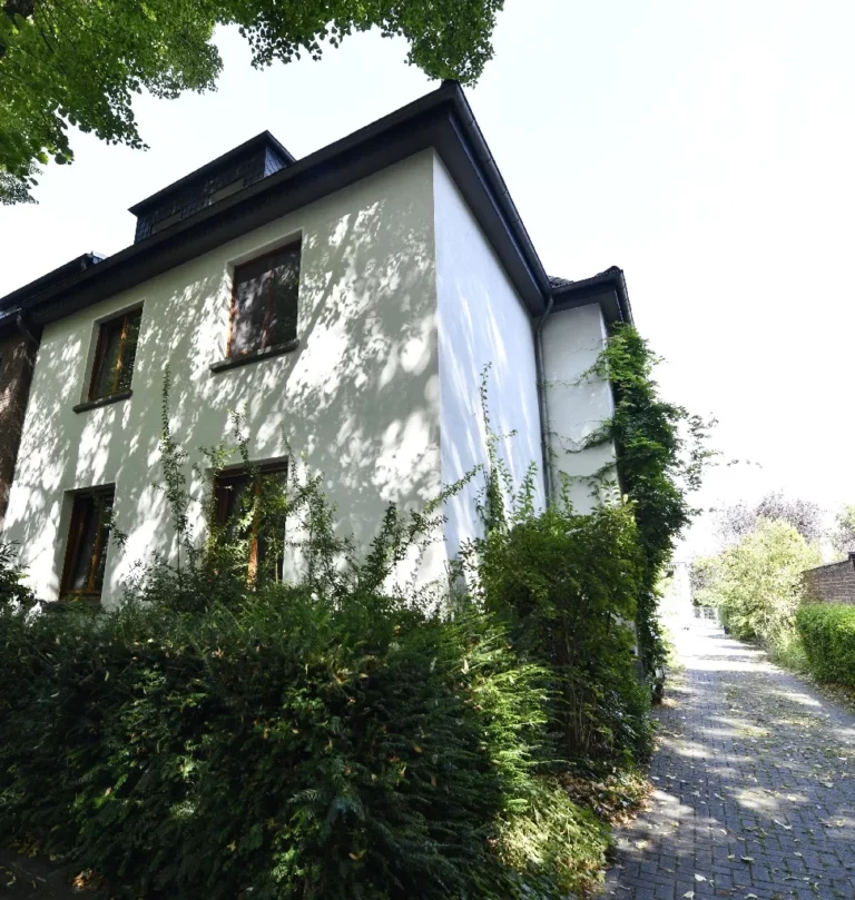 Waldesruh und Seebrise in Duisburg – Dorf Friemersheim!
Drei-FH, DHH mit zwei Garagen und Werkraum