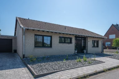 Ebenerdig wohnen nahe dem Wassenberger Wald: Gepflegter Bungalow mit Wärmepumpe, Garten und Garage