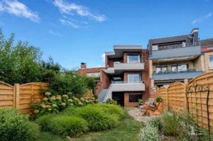 Modernes Split-Level-Haus mit Kamin und idyllischem Garten