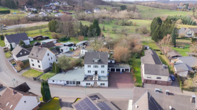 Mehrfamilienhaus mit großem Grundstück, ehemaligem Gewerbeteil und vielfältigem Entwicklungspotenzial!