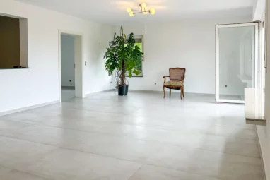 Alles auf Anfang: Frisch renovierte 1,5-Zimmer-Souterrainwohnung mit Terrasse und Grünblick