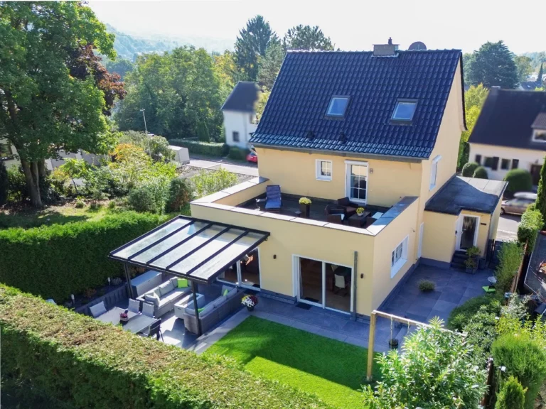 Oberkassel saniertes, erweitertes Familienhaus in begehrter Lage mit toll angelegtem Garten