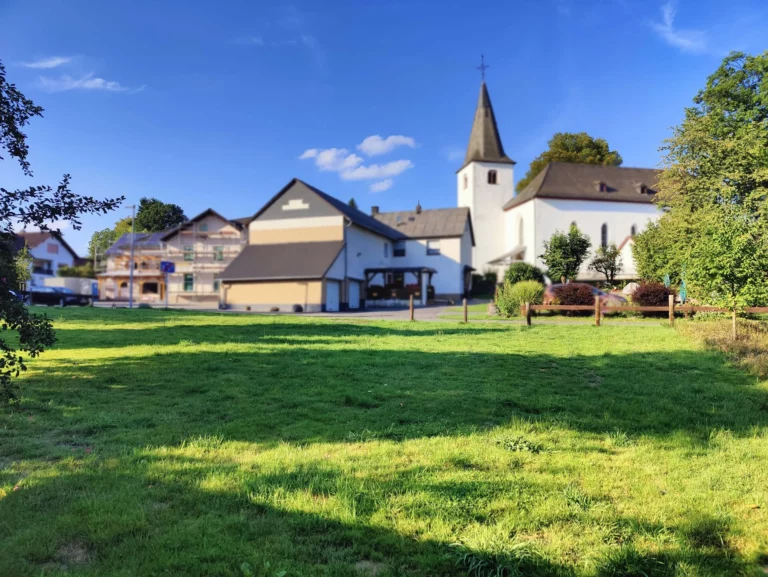 Attraktiver Bauplatz zwischen Altenkirchen und Hamm/Sieg mit vorhandenem Obstbaumbestand!